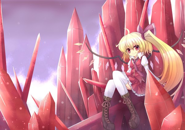 Anime picture 2000x1413 with touhou flandre scarlet cicin (artist) single long hair highres blonde hair red eyes loli one side up rock girl thighhighs dress white thighhighs wings boots crystal