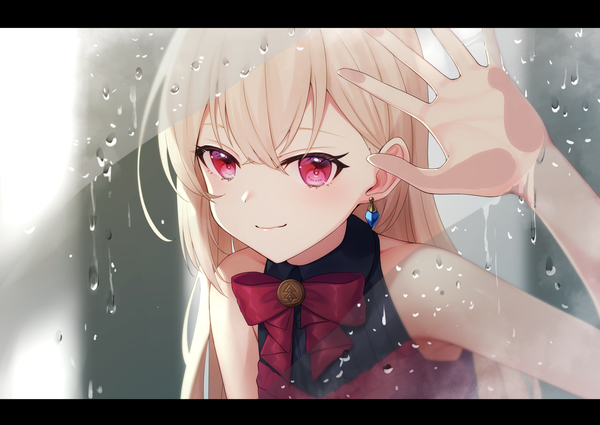 Anime picture 2000x1417 with original nishino eri single long hair looking at viewer fringe highres blonde hair hair between eyes red eyes bare shoulders upper body arm up letterboxed against glass girl earrings bowtie water drop