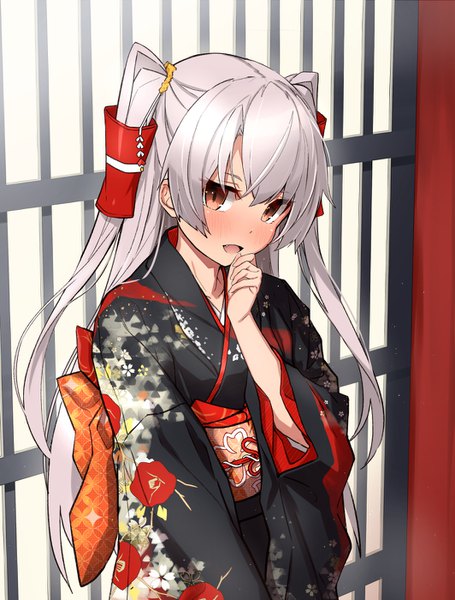 Аниме картинка 1063x1400 с флотская коллекция amatsukaze destroyer takanashi kei (hitsujikan) один (одна) длинные волосы высокое изображение смотрит на зрителя румянец чёлка открытый рот улыбка волосы между глазами стоя карие глаза пейсы серебряные волосы традиционная одежда :d японская одежда широкие рукава