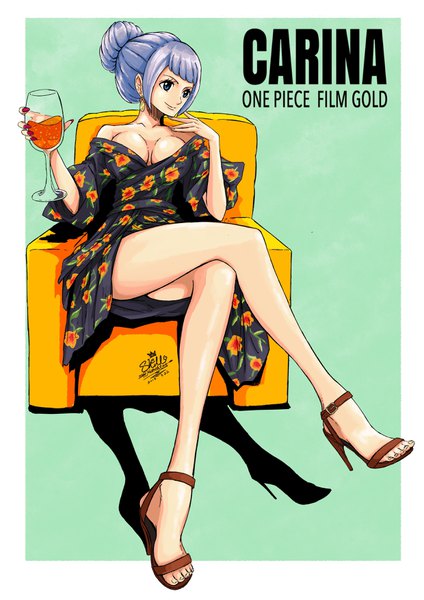 イラスト 2480x3508 と ワンピース gold(onepieceの映画) 東映アニメーション カリーナ(onepiece) しぇる丸。 ソロ 長身像 前髪 highres 短い髪 おっぱい 青い目 light erotic simple background 笑顔 座る 肩出し holding signed looking away