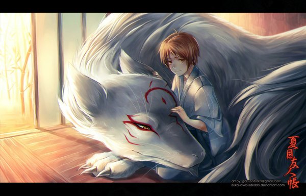 Anime picture 1100x705 with natsume yuujinchou brains base (studio) natsume takashi madara (nyanko-sensei) gokunobaka short hair brown hair yellow eyes ahoge japanese clothes light smile inscription hieroglyph boy animal