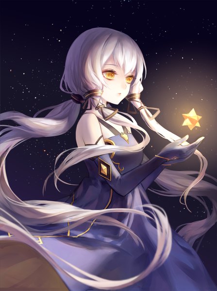 Anime-Bild 596x800 mit vocaloid xingchen zek (zecola) single long hair tall image fringe standing twintails bare shoulders yellow eyes payot looking away silver hair outdoors wind night arms up night sky low twintails