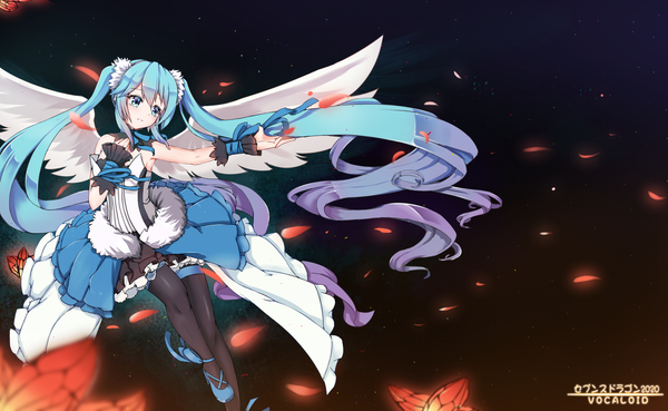 Anime picture 2133x1315 with 7th dragon 7th dragon 2020 vocaloid hatsune miku sugar sound single looking at viewer fringe highres wide image twintails bare shoulders looking away bent knee (knees) multicolored hair aqua eyes aqua hair gradient hair white wings girl