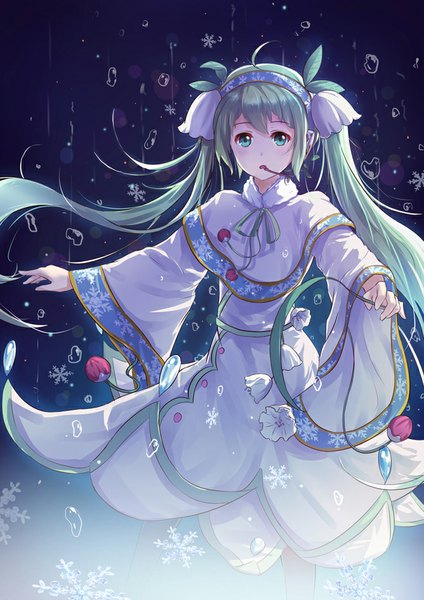 イラスト 668x945 と ボーカロイド 初音ミク 雪ミク 雪ミク2015 白夜ReKi ソロ 長髪 長身像 ツインテール アホ毛 parted lips aqua eyes aqua hair wide sleeves rain snowflake print 女の子 ドレス 花 ちょう結び