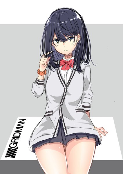 イラスト 2894x4093 と gridman universe ssss.gridman studio trigger 宝多六花 minato yu ソロ 長髪 長身像 カメラ目線 前髪 highres 青い目 黒髪 simple background hair between eyes 座る pleated skirt grey background arm support copyright name