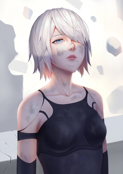 イラスト 1000x1414 と nier nier:automata ヨルハa型二号 毒蘑菇 ソロ 長身像 前髪 短い髪 青い目 白背景 white hair parted lips one eye closed lips 片目隠れ ほくろ looking up 艶ぼくろ dirty 女の子