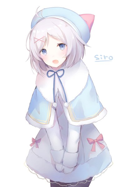 Anime-Bild 729x1032 mit virtual youtuber .live dennou shoujo siro suzumori uina single tall image looking at viewer blush short hair open mouth blue eyes simple background white background silver hair ahoge :d leaning leaning forward character names girl