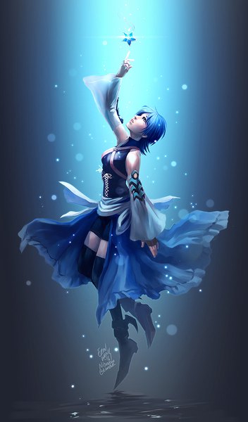 イラスト 600x1020 と キングダム ハーツ square enix aqua (kingdom hearts) nijuuni ソロ 長身像 前髪 短い髪 青い目 signed 青い髪 全身 parted lips プロフィール blurry wide sleeves looking up glow weightlessness 女の子