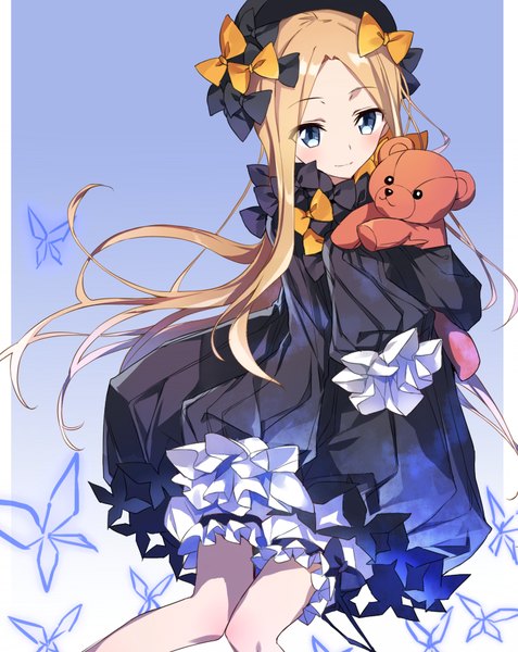 Anime picture 744x935 with fate (series) fate/grand order abigail williams (fate) tsuedzu single long hair tall image looking at viewer blue eyes blonde hair smile long sleeves blue background pillarboxed girl bow hair bow hat frills insect