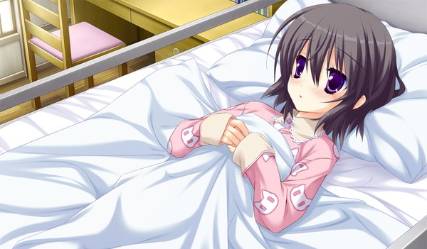 Anime picture 1024x600 with koiiro soramoyou (game) itou mikoto lucie blush short hair black hair wide image purple eyes game cg girl bed pajamas