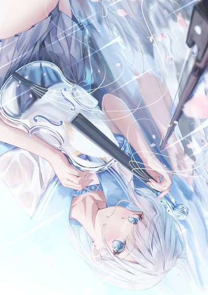 Аниме картинка 2894x4093 с оригинальное изображение moe2022 daidai (daidai826) один (одна) длинные волосы высокое изображение высокое разрешение голубые глаза серебряные волосы частично погруженный дождь боком девушка форма вода сэрафуку музыкальный инструмент скрипка смычок