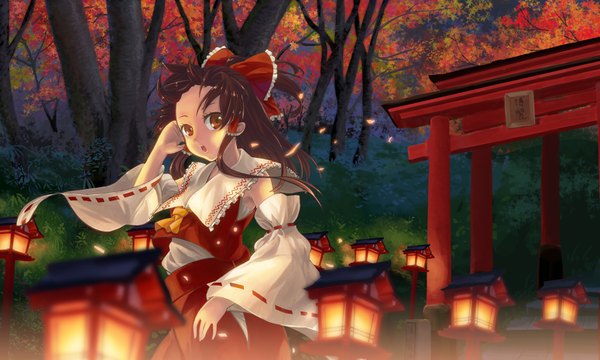 Anime picture 1550x930 with touhou hakurei reimu kinoto (ruindivinity) single long hair looking at viewer brown hair wide image brown eyes miko girl skirt plant (plants) detached sleeves petals tree (trees) skirt set torii