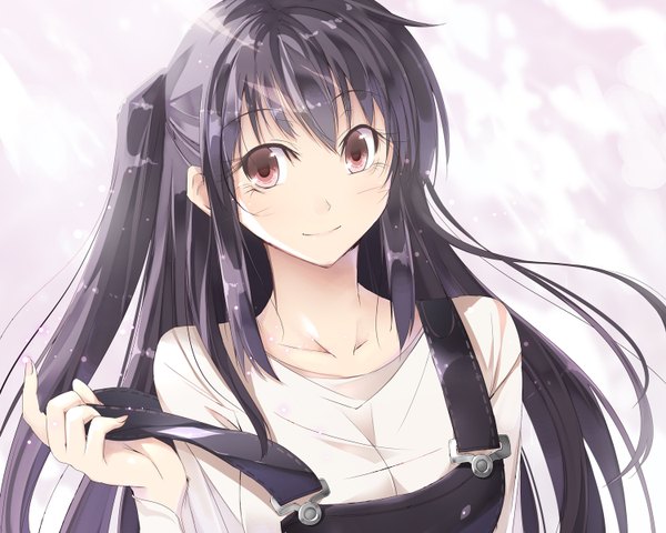Anime picture 1500x1200 with original satomi single long hair looking at viewer fringe breasts black hair simple background smile red eyes girl overalls