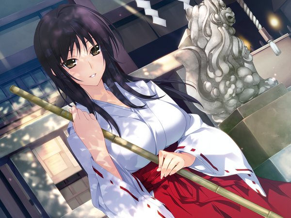 Anime picture 1024x768 with lovely x cation 2 hibiki works izumi wakoto iizuki tasuku single long hair looking at viewer black hair brown eyes game cg traditional clothes miko girl