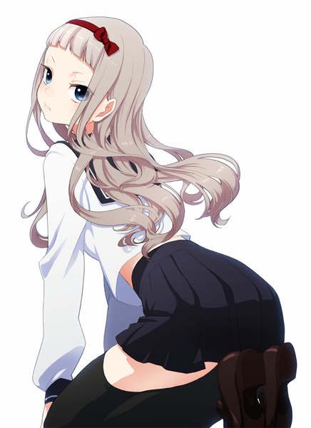 Anime-Bild 727x1000 mit original musco single long hair tall image looking at viewer blue eyes simple background blonde hair white background pleated skirt looking back arm support leaning zettai ryouiki leaning forward wavy hair seiza girl thighhighs