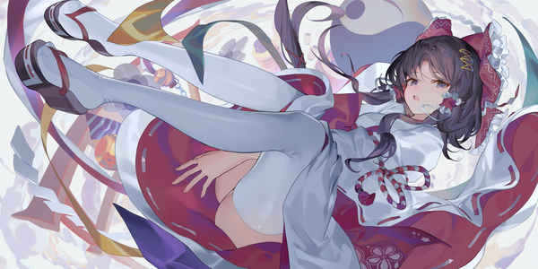 Anime picture 2400x1200 with touhou hakurei reimu hillly (maiwetea) single long hair looking at viewer highres light erotic black hair wide image full body traditional clothes parted lips japanese clothes black eyes miko girl thighhighs bow hair bow
