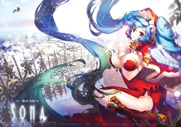 イラスト 1000x703 と league of legends sona buvelle apple caramel ソロ カメラ目線 おっぱい light erotic 笑顔 大きな乳房 ツインテール 茶目 青い髪 very long hair sparkle snowing winter 雪 女の子 ドレス ブーツ