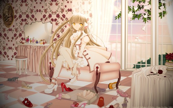 Anime picture 2560x1600 with chobits chii cilou (artist) single long hair highres blonde hair wide image yellow eyes checkered background girl flower (flowers) shoes rose (roses) table mirror