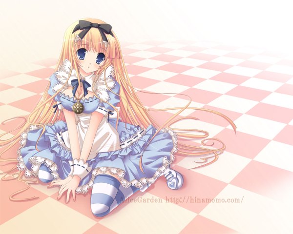 Anime picture 1280x1024 with alice in wonderland alice (wonderland) hinata momo long hair blush blue eyes blonde hair sitting signed watermark checkered floor girl thighhighs ribbon (ribbons) hair ribbon pendant wrist cuffs striped thighhighs