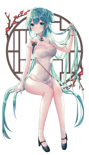 Аниме картинка 1565x2700 с вокалоид хацунэ мику shaohua hatsune miku shiro albino один (одна) высокое изображение смотрит на зрителя румянец грудь лёгкая эротика большая грудь белый фон сидит декольте всё тело очень длинные волосы традиционная одежда глаза цвета морской волны волосы цвета морской волны прикрытый пупок