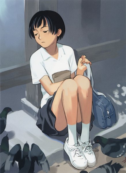 Аниме картинка 1458x2000 с takamichi высокое изображение короткие волосы чёрные волосы сидит девушка форма школьная форма животное носки птица (птицы) носки (белые) школьная сумка голубь