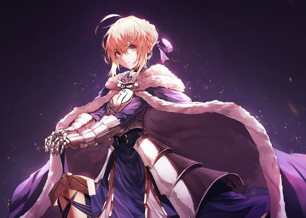 Anime picture 2103x1500 with fate (series) fate/stay night artoria pendragon (all) saber peulopi single tall image looking at viewer fringe highres short hair simple background blonde hair hair between eyes standing green eyes payot upper body ahoge braid (braids)