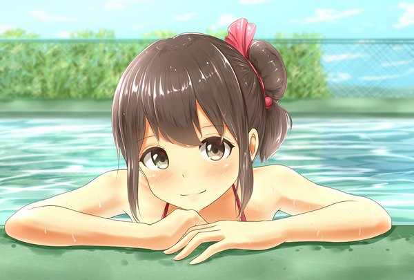 Anime picture 1000x676 with original minagiku single looking at viewer blush fringe short hair brown hair bare shoulders brown eyes payot sky cloud (clouds) upper body blurry arm support wet hair bun (hair buns) shiny skin girl