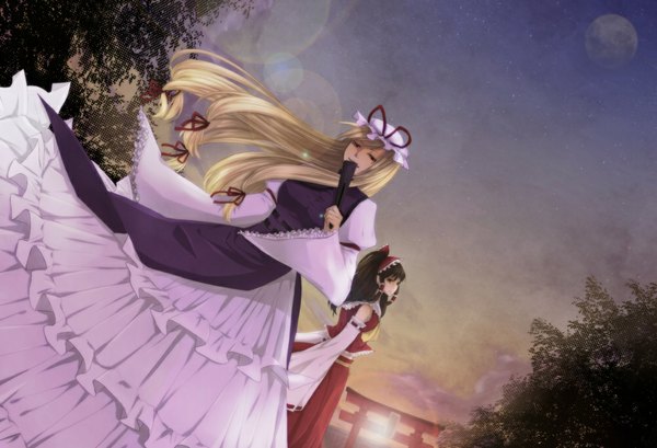 Anime picture 1000x682 with touhou hakurei reimu yakumo yukari konishi nae (artist) long hair black hair blonde hair purple eyes multiple girls miko girl dress 2 girls moon bonnet fan torii