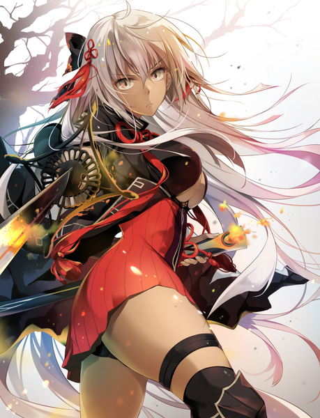 Anime-Bild 689x900 mit fate (series) fate/grand order koha-ace okita souji (fate) (all) okita souji alter (fate) hirai yuzuki single tall image looking at viewer fringe breasts light erotic hair between eyes holding cleavage silver hair ahoge outdoors very long hair wind