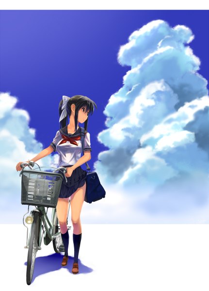 Аниме картинка 862x1200 с оригинальное изображение kiryuu takahisa один (одна) длинные волосы высокое изображение чёрные волосы карие глаза смотрит в сторону небо облако (облака) причёска конский хвост девушка юбка носки сэрафуку носки (чёрные) наземный транспорт велосипед