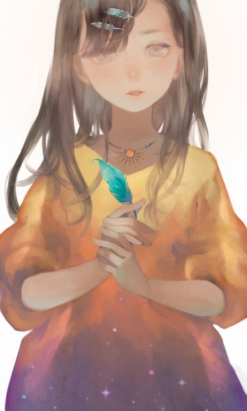 Anime-Bild 1299x2150 mit original satomatoma single long hair tall image looking at viewer fringe simple background brown hair white background holding upper body parted lips grey eyes girl dress hairclip pendant feather (feathers)