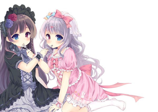 Anime picture 2000x1422 with original momoirone long hair looking at viewer highres blue eyes simple background red eyes brown hair white background sitting multiple girls silver hair arm support no shoes heterochromia wavy hair lolita fashion goth-loli feeding