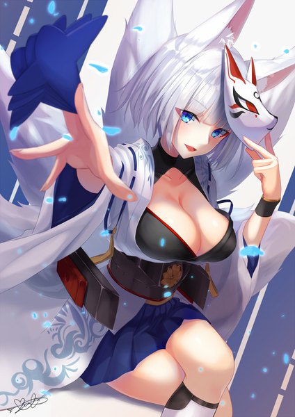 イラスト 1000x1414 と アズールレーン 加賀(アズールレーン) みれあ ソロ 長身像 カメラ目線 前髪 短い髪 おっぱい 開いた口 青い目 light erotic 大きな乳房 座る signed 獣耳 cleavage 銀髪 尻尾 blunt bangs