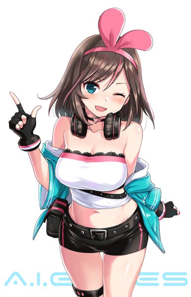 イラスト 1000x1559 と バーチャルyoutuber a.i. channel キズナアイ kizuna ai (a.i. games) zaxwu ソロ 長身像 カメラ目線 赤面 前髪 短い髪 おっぱい 開いた口 simple background 笑顔 hair between eyes 茶色の髪 立つ 白背景 肩出し