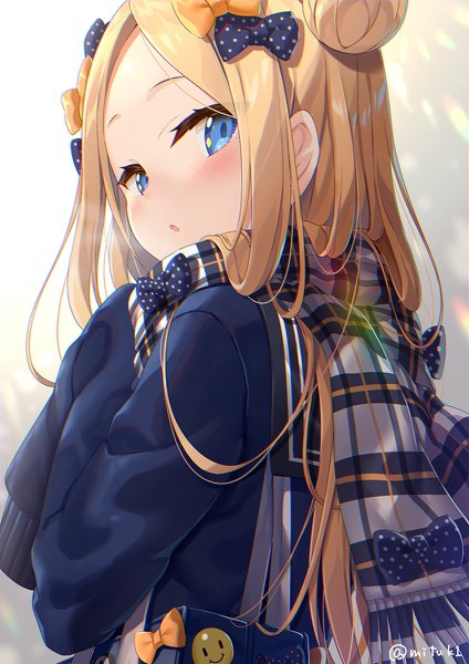 Anime picture 848x1200 with fate (series) fate/grand order abigail williams (fate) yano mitsuki single long hair tall image looking at viewer blush fringe open mouth blue eyes simple background blonde hair signed upper body looking back hair bun (hair buns) twitter username anaglyph