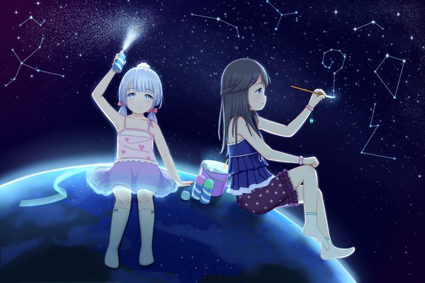 イラスト 3840x2560 と オリジナル abwan 長髪 highres 青い目 黒髪 座る ツインテール multiple girls absurdres 銀髪 全身 night no shoes night sky おさげ 星座 女の子 スカート 2人女子