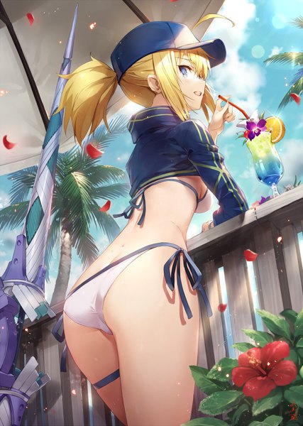 Anime-Bild 712x1000 mit fate (series) fate/grand order artoria pendragon (all) mysterious heroine xx (foreigner) gabiran single tall image looking at viewer fringe short hair open mouth blue eyes light erotic blonde hair smile hair between eyes standing holding payot sky