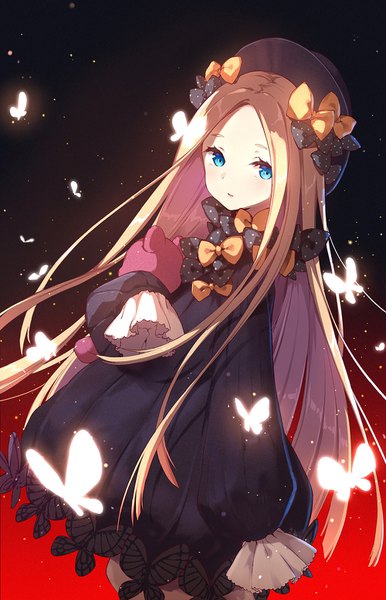 Anime picture 1000x1552 with fate (series) fate/grand order abigail williams (fate) kamon (shinshin) single long hair tall image looking at viewer blue eyes simple background blonde hair from above gradient background girl dress bow hair bow hat black dress insect