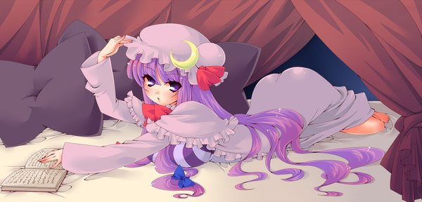 Аниме картинка 2000x960 с touhou patchouli knowledge mizutama (flowering) один (одна) длинные волосы высокое разрешение широкое изображение фиолетовые глаза фиолетовые волосы лёжа девушка подушка книга (книги) чепчик