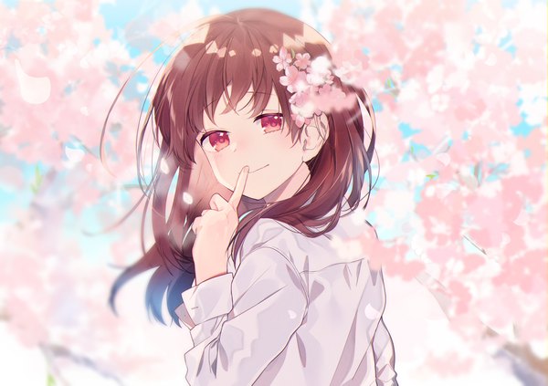 Anime picture 2000x1413 with original omutatsu single long hair looking at viewer blush fringe highres smile red eyes brown hair upper body ahoge outdoors long sleeves looking back hair flower wind from behind blurry