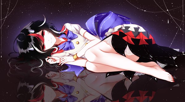 イラスト 4000x2200 と 東方 鬼人正邪 sheya ソロ カメラ目線 highres 短い髪 黒髪 笑顔 赤い目 wide image absurdres bent knee (knees) lying nail polish multicolored hair 裸足 角 night streaked hair