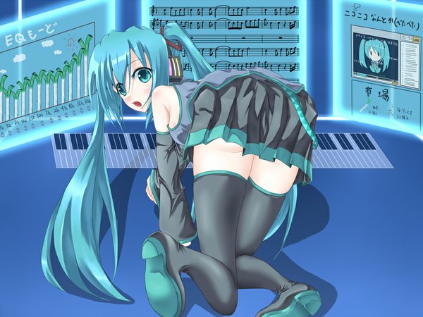 イラスト 1024x768 と ボーカロイド 初音ミク 開いた口 light erotic pleated skirt aqua eyes from behind aqua hair armpit (armpits) 絶対領域 kneeling 横乳 soles 女の子 ストッキング スカート 袖だけ ヘッドフォン 長靴 keyboard (instrument)