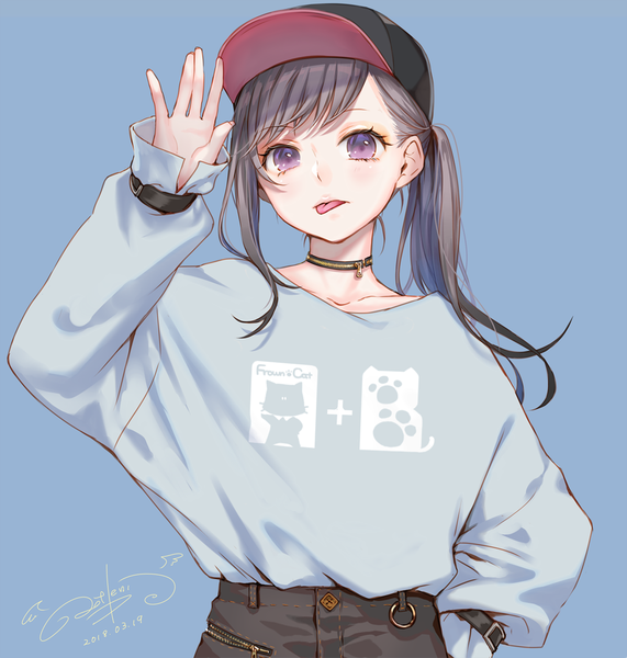 Anime-Bild 1000x1050 mit original ao+beni single long hair tall image looking at viewer black hair simple background purple eyes signed upper body hand on hip side ponytail blue background casual fashion girl hat choker tongue