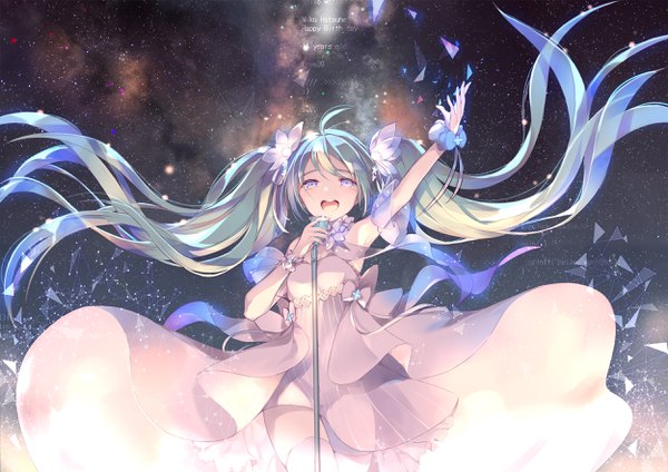 イラスト 2500x1768 と ボーカロイド 初音ミク 吟 ソロ カメラ目線 赤面 前髪 highres 開いた口 青い目 笑顔 hair between eyes 立つ ツインテール holding アホ毛 very long hair nail polish :d arm up