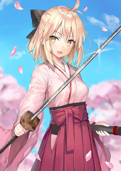 Anime-Bild 1000x1412 mit fate (series) fate/grand order koha-ace okita souji (fate) (all) okita souji (koha-ace) momoko (momopoco) single tall image looking at viewer blush fringe short hair open mouth blonde hair smile hair between eyes holding yellow eyes payot sky