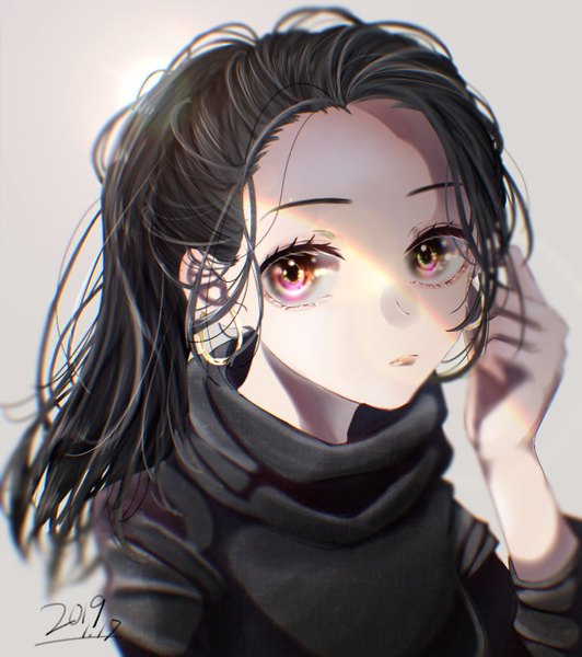 Anime picture 1188x1339 with original taira single long hair tall image looking at viewer fringe black hair simple background upper body ponytail pink eyes arm up grey background dated shaded face 2019 girl earrings hoop earrings