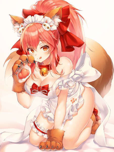 Аниме картинка 1500x2000 с fate (series) fate/grand order tamamo (fate) (all) tamamo cat (fate) mellozzo один (одна) длинные волосы высокое изображение смотрит на зрителя румянец чёлка грудь лёгкая эротика простой фон волосы между глазами большая грудь белый фон голые плечи уши животного пейсы