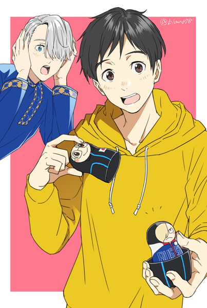 イラスト 1038x1544 と ユーリ!!! on Ice mappa ヴィクトル・ニキフォロフ katsuki yuuri ユーリ プリセツキー 夏子 長身像 前髪 短い髪 開いた口 青い目 黒髪 simple background 茶目 銀髪 traditional clothes 片目隠れ multiple boys pink background framed