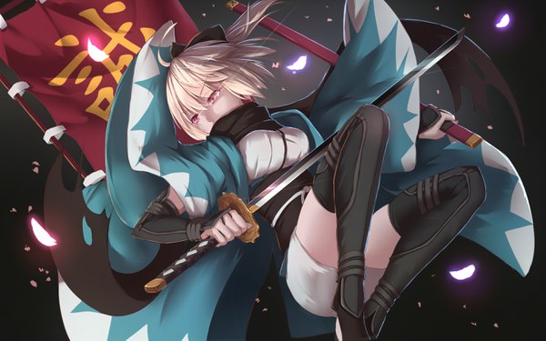 Anime-Bild 2880x1800 mit fate (series) koha-ace okita souji (fate) (all) okita souji (koha-ace) bakanoe single fringe highres short hair breasts simple background blonde hair hair between eyes holding looking away full body ahoge bent knee (knees) ponytail traditional clothes