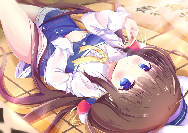 Anime picture 1100x779 with ryuuou no oshigoto! hinatsuru ai kittipat jituatakul single long hair looking at viewer blush blue eyes smile brown hair twintails holding lying on back low twintails girl uniform school uniform beret shougi